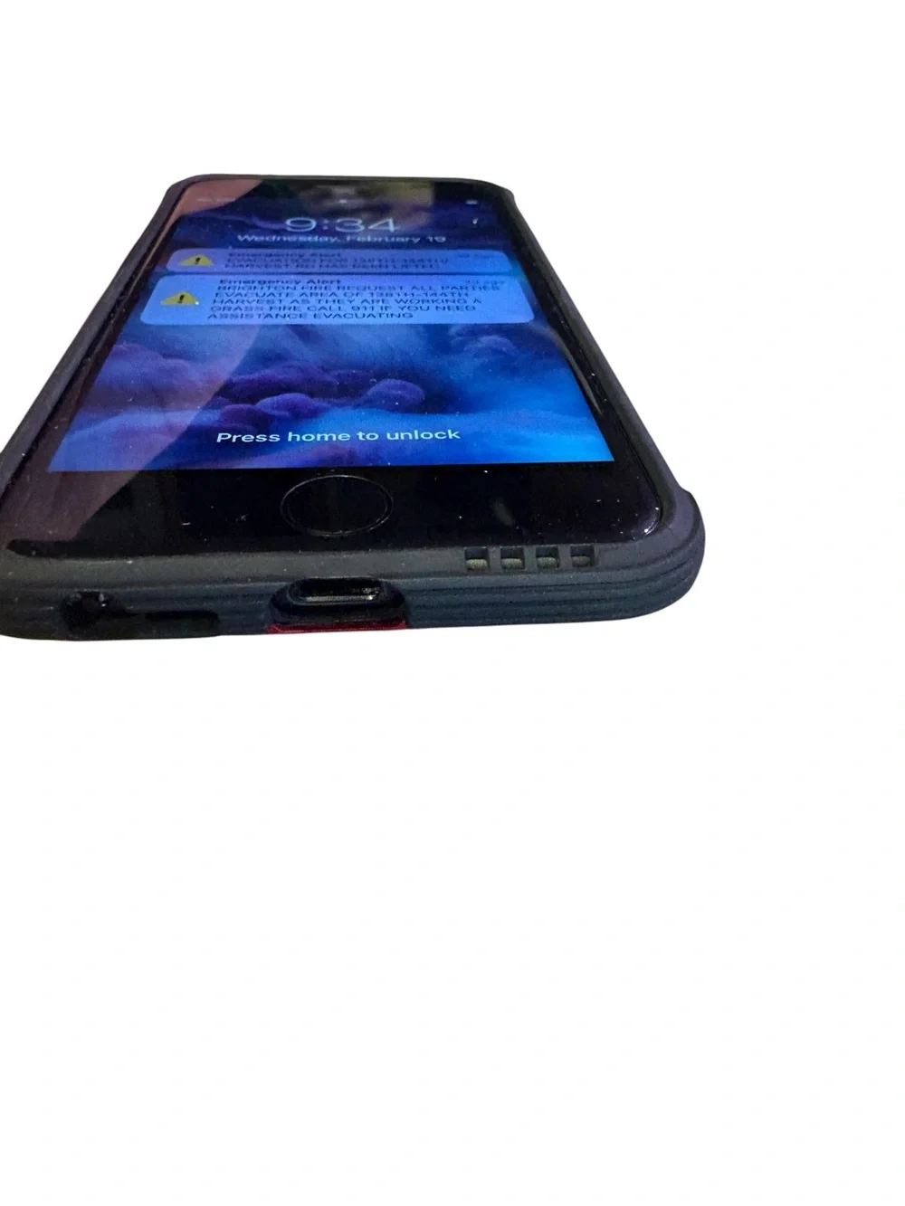 Apple iPhone 7 - Black (Storage Unknown) - Powers On Raptic Shield Case